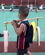 教师节将至，孩子扛2条五花肉送老师引关注