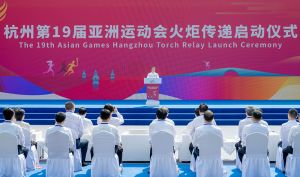 杭州第19届亚运会火炬传递开启(Torch relay for 19th Asian Games begins in Hangzhou)