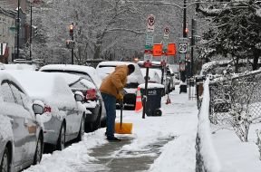致命暴风雪持续，美国有80多人因天气原因死亡