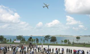 国产大飞机C919海外首秀亮相新加坡航展，推动中国向航空强国迈进