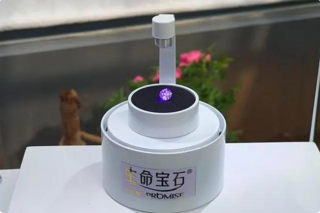 全球首颗用牡丹制成钻石亮相，牡丹钻石用英语怎么说？