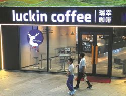 双语:瑞幸咖啡计划年底大规模出海,重点东南亚和美国