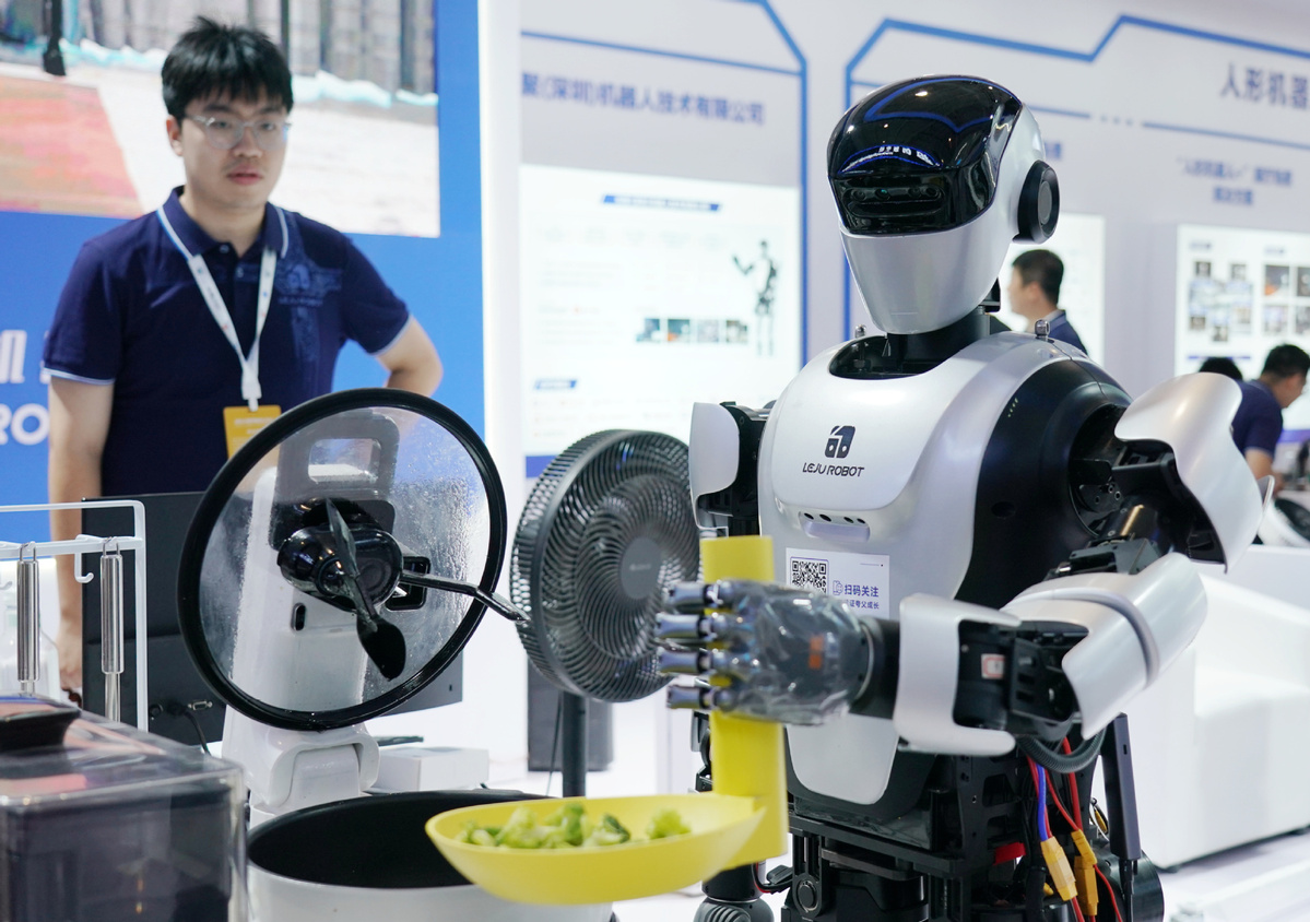 8月21日,一款人形机器人在2024世界机器人大会展示炒菜。(图片来源:新华社)