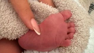 贾斯汀·比伯当爸爸了! 甜妻海莉头胎生男，晒孩子小脚丫照片萌翻全网！