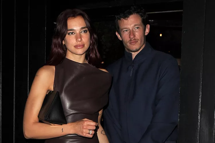 甜蜜暴击！啪姐 Dua Lipa 晒与男友Callum Turner 亲密自拍！