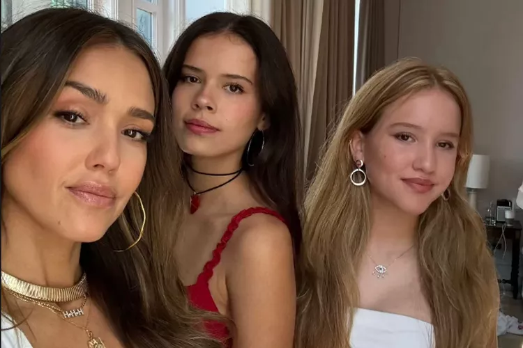 女神杰Jessica Alba申请离婚后现身超级碗，母女三人嗨翻现场！